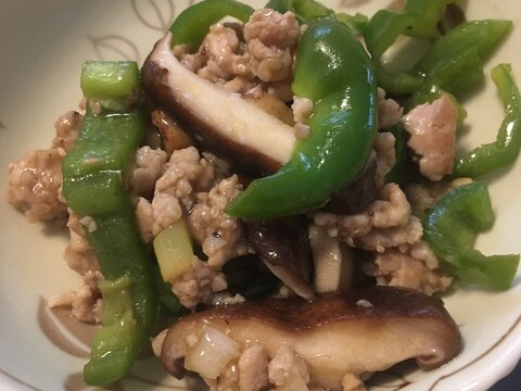 青じそドレッシングで椎茸とピーマンの鶏ひき肉炒め